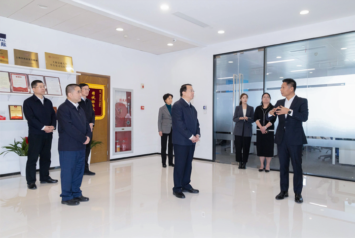 上海市长龚正一行察看AI知名人力资源服务公司kdpay钱包官网国际的AI赋能人力资源数据动态分析平台